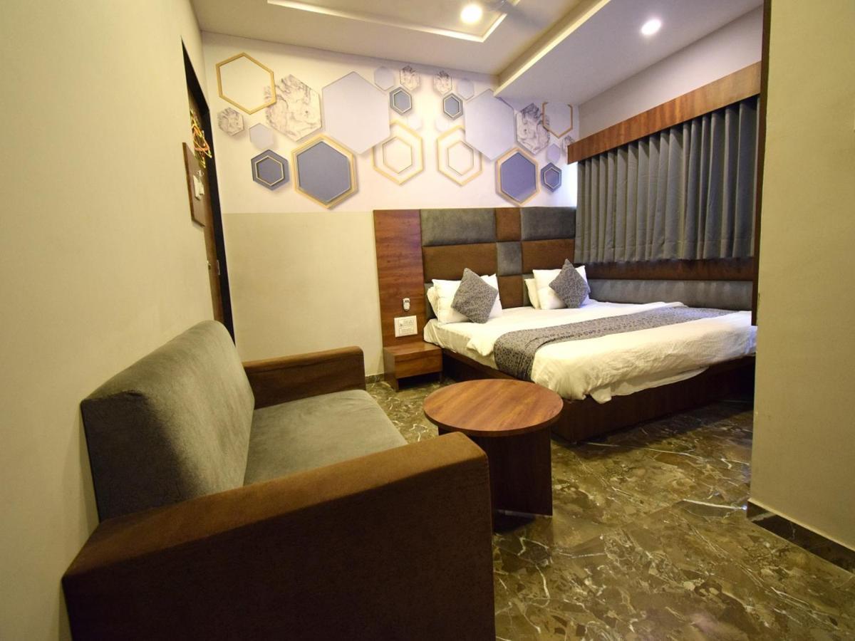 Hotel Lake Palace Ahmedabad Exteriör bild