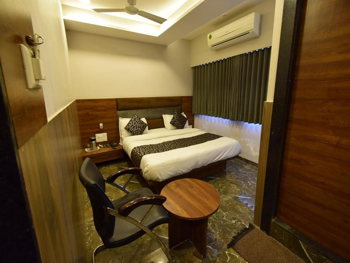 Hotel Lake Palace Ahmedabad Exteriör bild