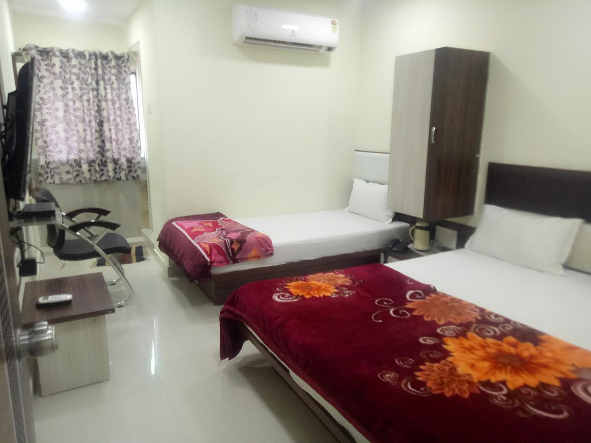 Hotel Lake Palace Ahmedabad Exteriör bild