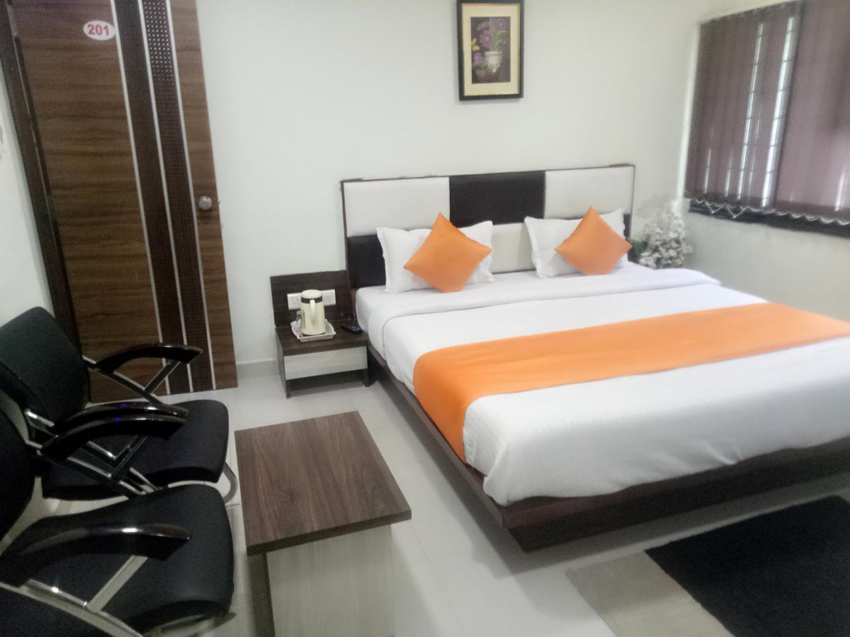 Hotel Lake Palace Ahmedabad Exteriör bild