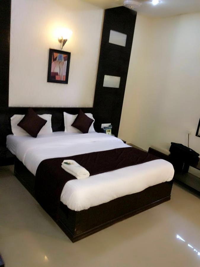 Hotel Lake Palace Ahmedabad Exteriör bild